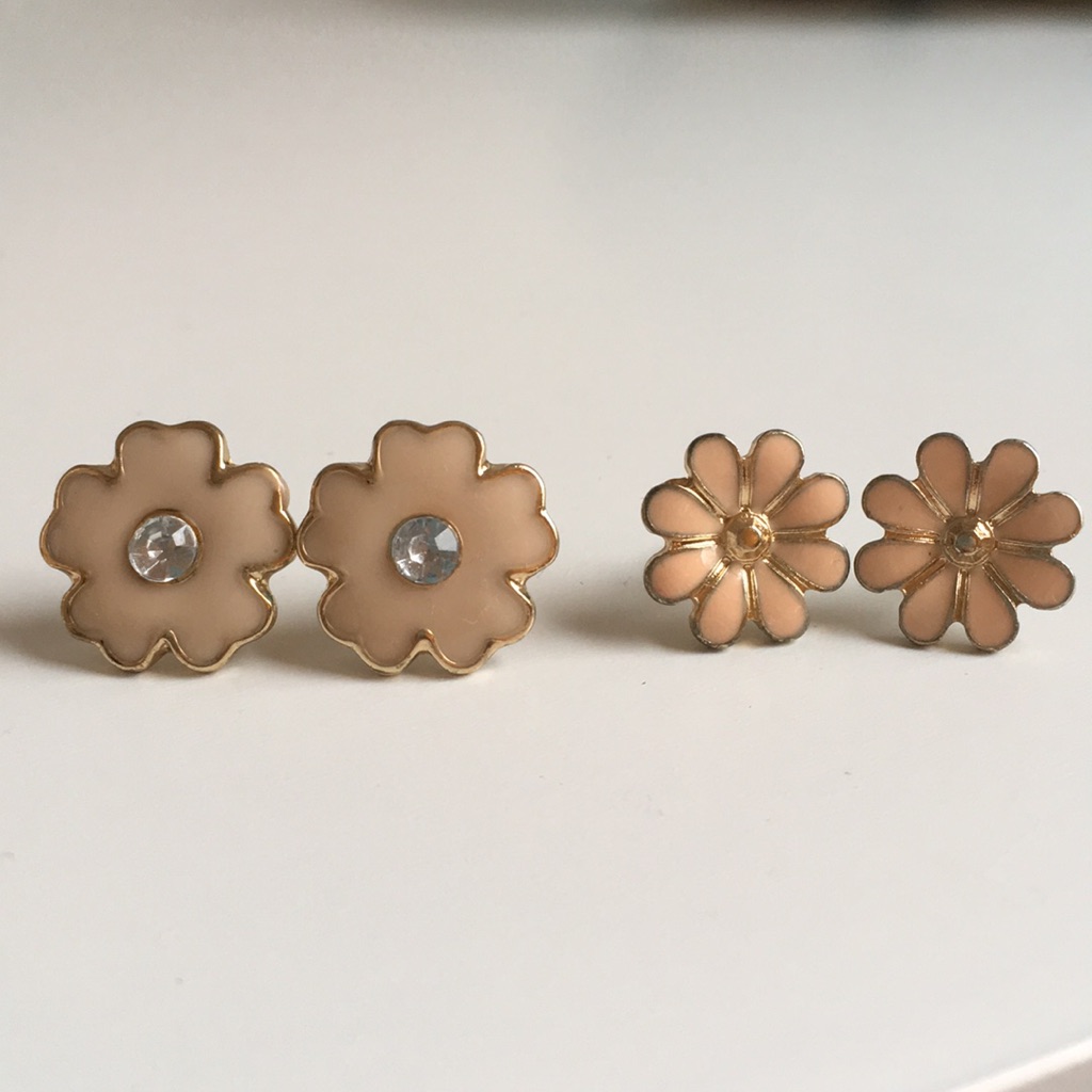 Flower Stud Earrings Set Of 2 7$